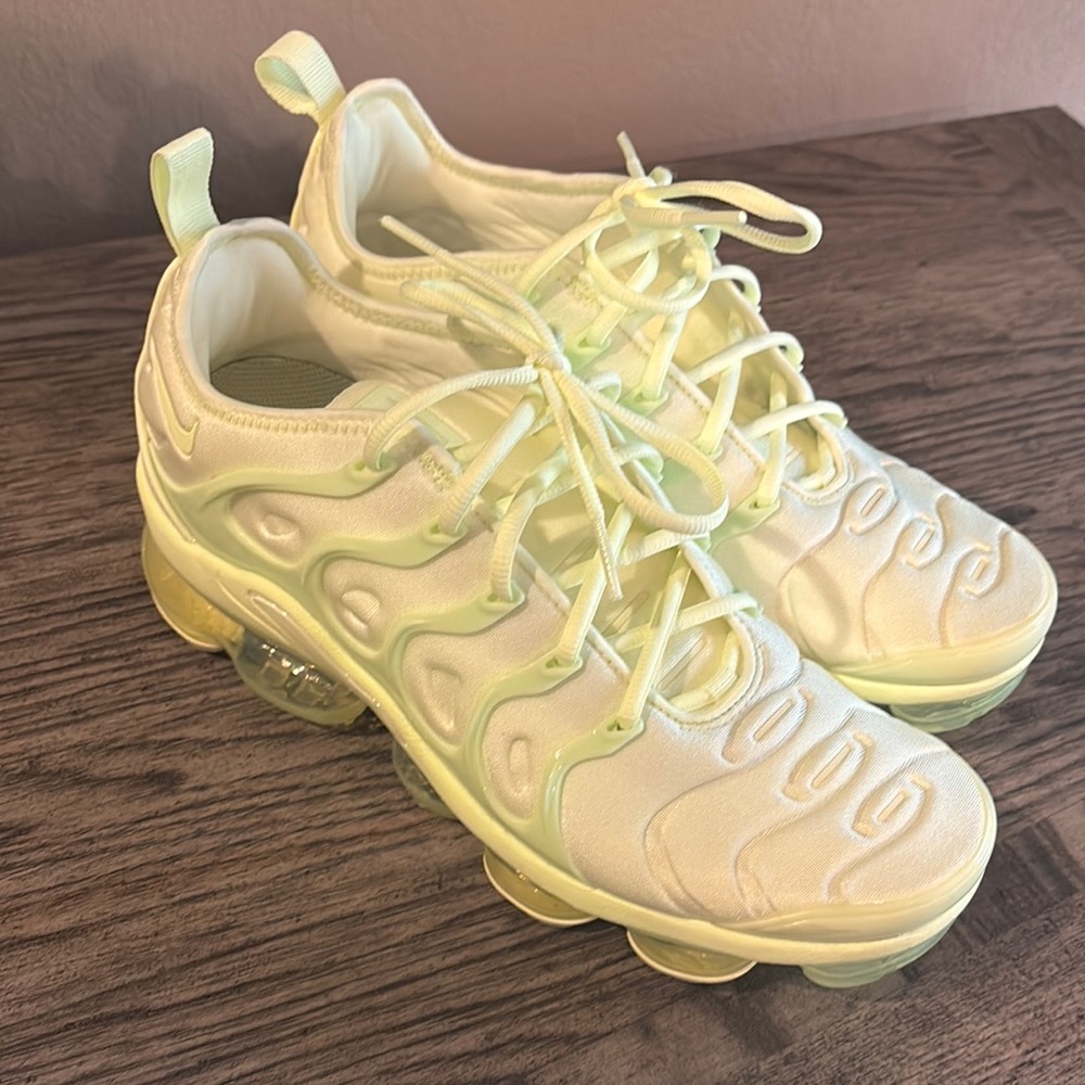 Women’s Nike vapormax - Picture 2 of 4